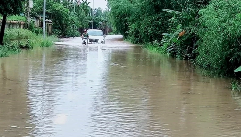 Mưa lớn, nước sông Bồ lên nhanh trong đêm khiến cho nhiều vùng thấp trũng tại Thừa Thiên Huế lại ngập lụt cục bộ.