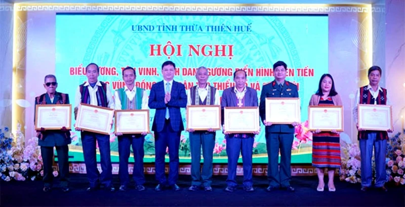 Ủy ban nhân dân tỉnh Thừa Thiên Huế tôn vinh, trao bằng khen cho 48 điển hình tiên tiến vùng đồng bào dân tộc thiểu số.