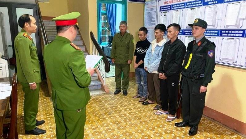 Phòng Cảnh sát hình sự Công an tỉnh Thừa Thiên Huế thực hiện lệnh khởi tố, bắt các đối tượng trong đường dây tổ chức đánh bạc và đánh bạc quy mô lớn tại Huế.