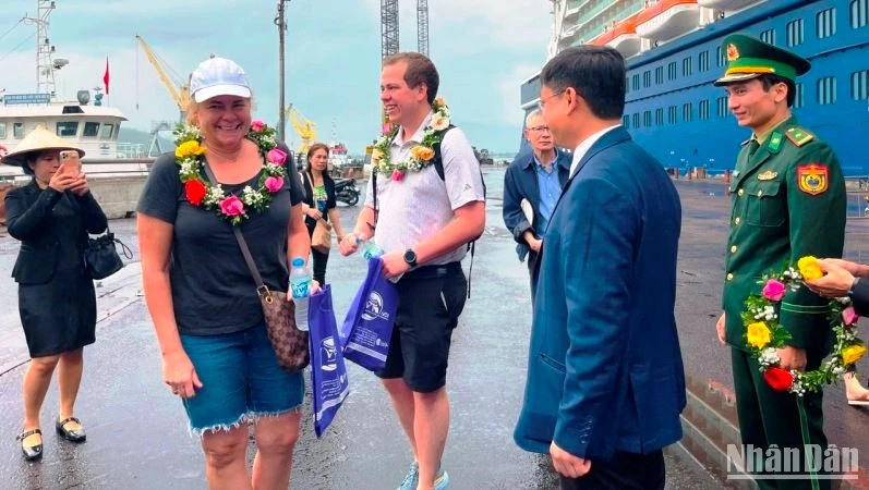Đại diện lãnh đạo tỉnh, Sở Du lịch, Trung tâm Xúc tiến du lịch Thừa Thiên Huế đón chào những vị khách tàu biển đầu năm mới 2024.