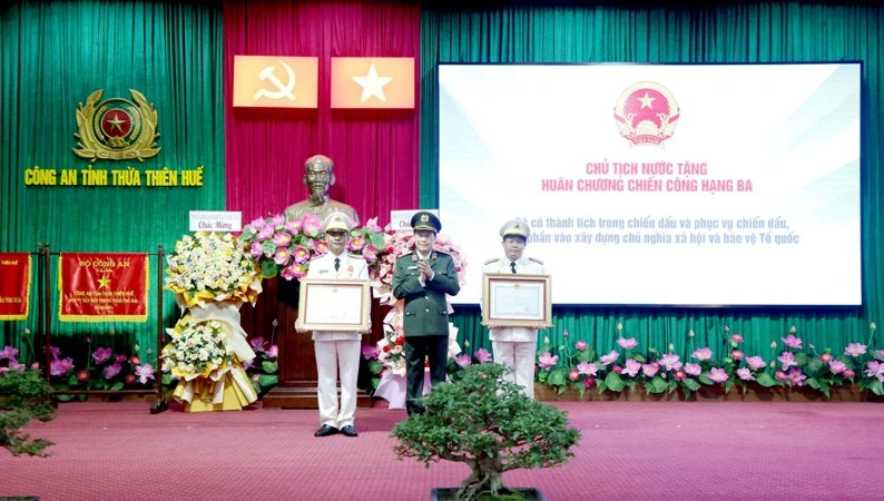Thừa ủy quyền của lãnh đạo Đảng, Nhà nước, Thứ trưởng Lê Quốc Hùng trao Huân chương Chiến công hạng Ba tặng 2 cá nhân.