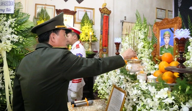 Thứ trưởng Lê Quốc Hùng viếng đồng chí Trần Duy Hùng, Phó trưởng Công an phường Thủy Vân (TP Huế) hy sinh trong khi làm nhiệm vụ.