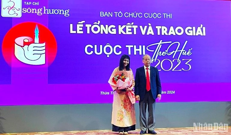 Tác giả Bạch Diệp giành giải Nhất cuộc thi "Thơ Huế 2023" với tác phẩm“Mở ra đôi cánh lụa xanh dưới mặt trời, Tam Giang, Tiếng gọi”