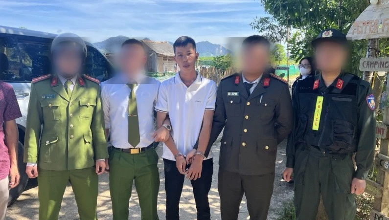 Đối tượng Trần Đông Lập (áo trắng) đã bị bắt lực lượng chức năng bắt giữ tại huyện A Lưới, tỉnh Thừa Thiên Huế.
