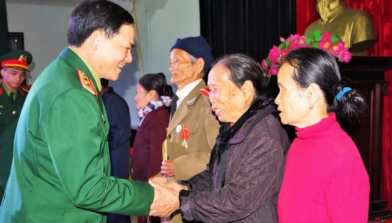 Trung tướng Phạm Trường Sơn tặng quà cho các gia đình có hoàn cảnh khó khăn.
