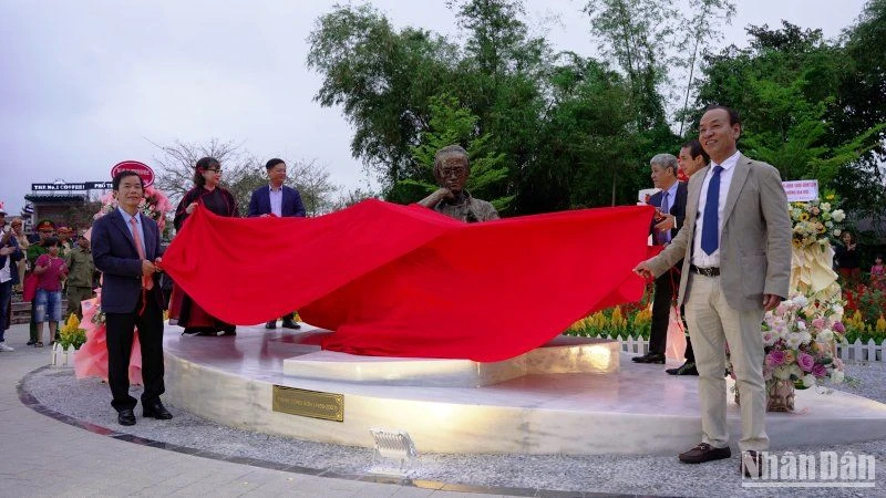 Lãnh đạo tỉnh, thành phố Huế và các ban ngành, gia đình cố nhạc sĩ Trịnh Công Sơn thực hiện nghi thức khánh thành tượng Trịnh Công Sơn bên bờ sông Hương.