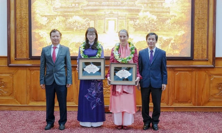 Lãnh đạo tỉnh trao tặng danh hiệu "Công dân danh dự tỉnh Thừa Thiên Huế" cho bà Andrea Teufel và bà Kazuyo Watanabe.