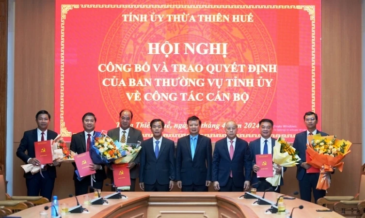 Công bố và trao quyết định của Ban Thường vụ Tỉnh ủy Thừa Thiên Huế về công tác cán bộ cho nhiều cán bộ chủ chốt.