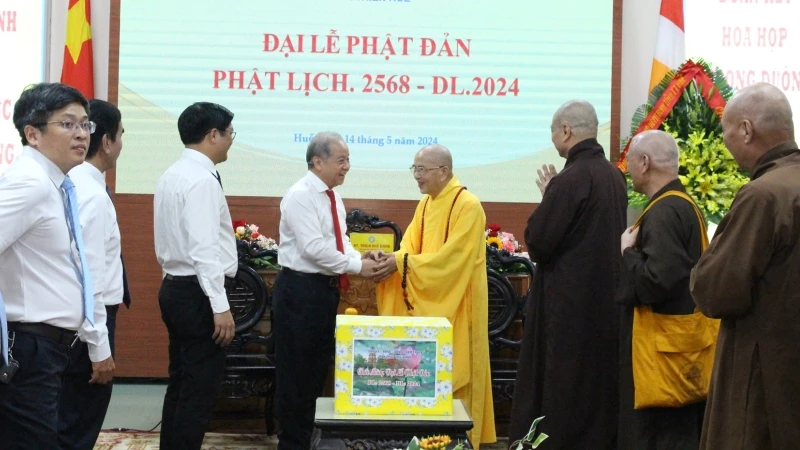 Phó Bí thư Thường trực Tỉnh ủy Phan Ngọc Thọ và Đoàn công tác chúc mừng Ban Trị sự Giáo hội Phật giáo Việt Nam tỉnh Thừa Thiên Huế 