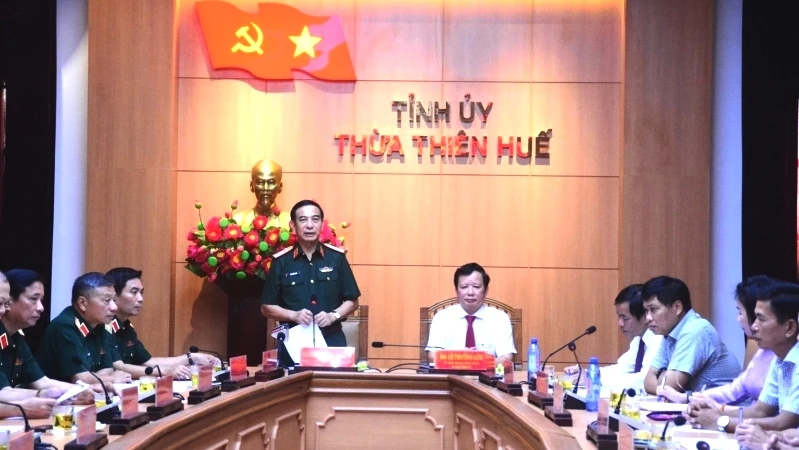 Đại tướng Phan Văn Giang thăm, làm việc với Ban Thường vụ Tỉnh ủy Thừa Thiên Huế.