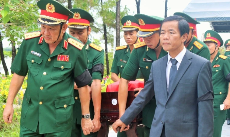 Thứ trưởng Quốc phòng, Thượng tướng Võ Minh Lương (bên trái) và Chủ tịch Ủy ban nhân dân tỉnh Thừa Thiên Huế Nguyễn Văn Phương (bên phải) đưa tiễn các liệt sĩ về nơi an nghỉ.