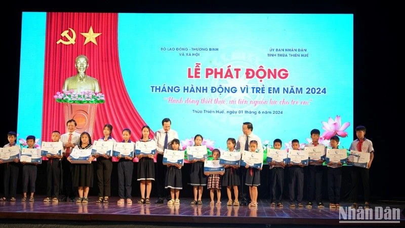 Phó Thủ tướng Trần Hồng Hà tặng quà cho các em học sinh có hoàn cảnh khó khăn.