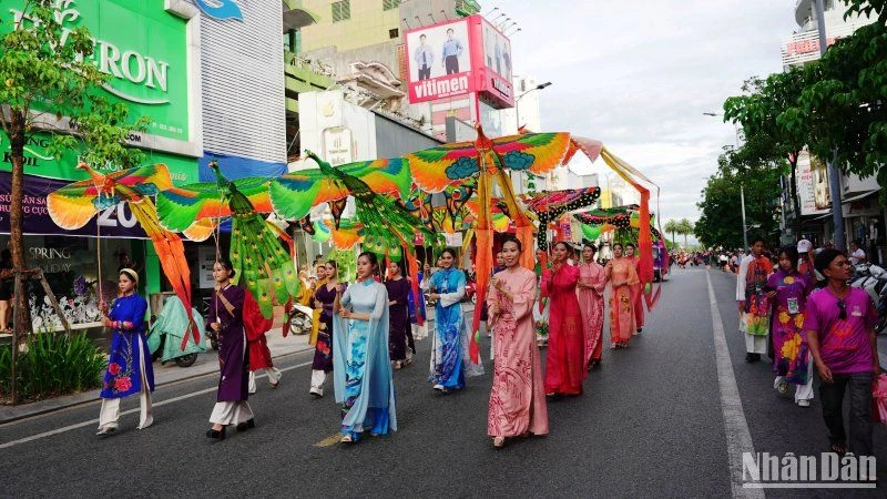 Hoạt động quảng diễn lễ hội đường phố “Sắc màu văn hóa” tại tuần lễ cao điểm Festival Huế 2024, với những đa dạng sắc màu văn hóa, đã nhận được sự cổ vũ nhiệt tình, hào hứng của người dân Cố đô Huế và du khách.