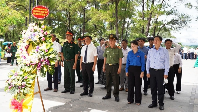 Lãnh đạo tỉnh Thừa Thiên Huế cùng các đại biểu dành một phút mặc niệm để tưởng nhớ các Anh hùng liệt sĩ.