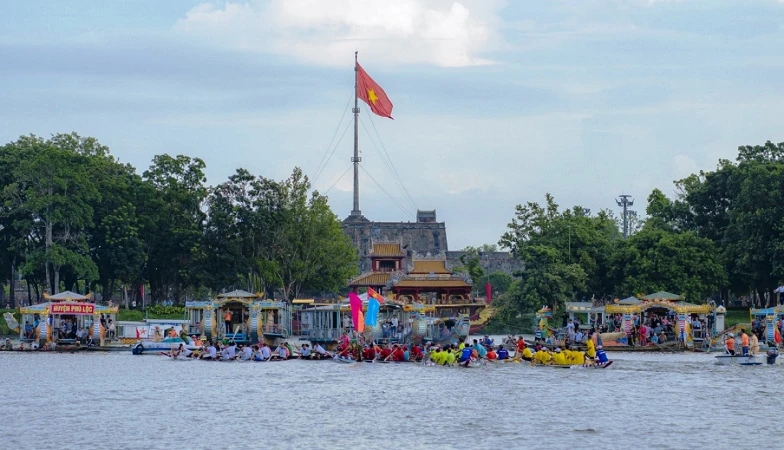 Giải đua ghe được tổ chức trên sông Hương.