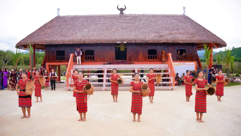 Khánh thành Làng văn hóa các dân tộc thiểu số huyện A Lưới, tỉnh Thừa Thiên Huế nhân dịp công nhận huyện A Lưới thoát nghèo, ngày 6/9/2024. (Ảnh: CÔNG HẬU - LÊ CƯỜNG)