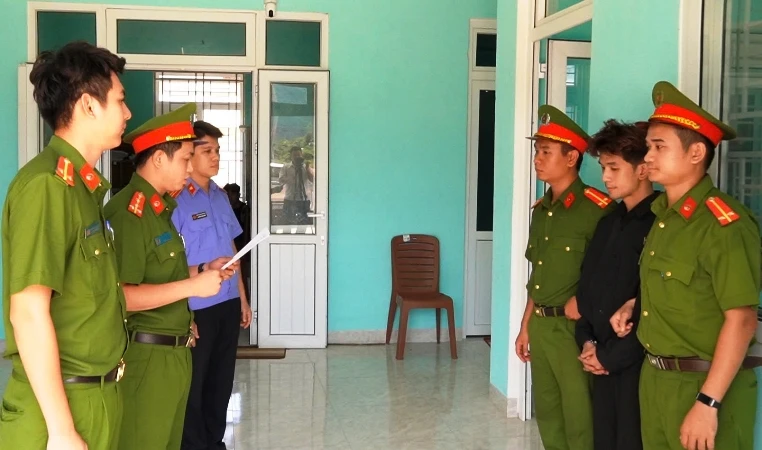 Công an huyện Phú Lộc (tỉnh Thừa Thiên Huế) thực hiện lệnh giữ người trong trường hợp khẩn cấp.