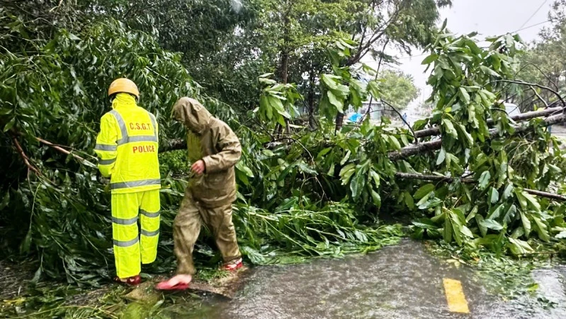 Cán bộ, chiến sĩ Công an Thừa Thiên Huế giúp dân phòng chống bão, lụt.