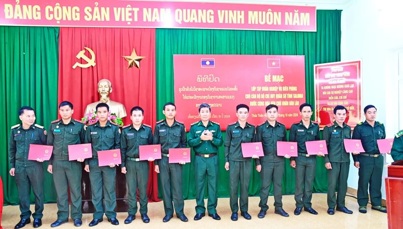 Lãnh đạo Bộ Chỉ huy Bộ đội Biên phòng tỉnh Thừa Thiên Huế trao Giấy chứng nhận cho các học viên.