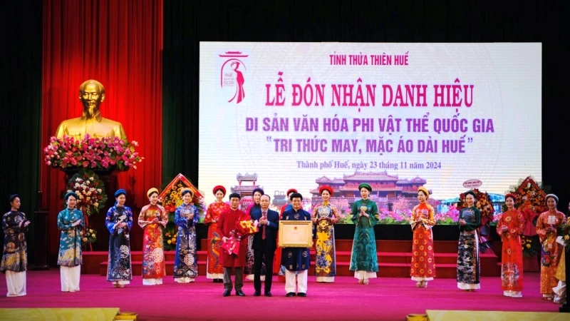 Đại diện lãnh đạo Ủy ban nhân dân tỉnh, Sở Văn hóa và Thể thao tỉnh Thừa Thiên Huế đón nhận danh hiệu Di sản văn hóa phi vật thể Quốc gia "Tri thức May và Mặc áo dài Huế".