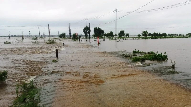 Nước lũ ngập sâu nhiều tuyến đường đi qua vùng thấp trũng huyện Quảng Điền.