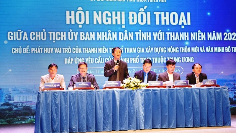 Chủ tịch Ủy ban nhân dân tỉnh Thừa Thiên Huế Nguyễn Văn Phương đối thoại với thanh niên.