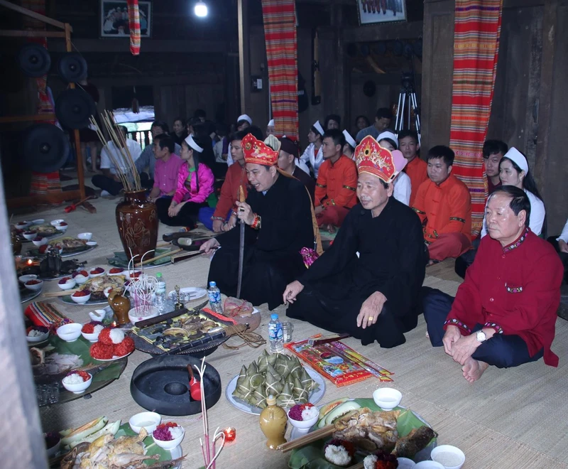 Các thầy Mo đang thực hiện các nghi lễ của Mo Mường.