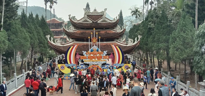 Lễ hội chùa Hương năm 2023 thu hút đông đảo khách thập phương tham quan, chiêm bái.