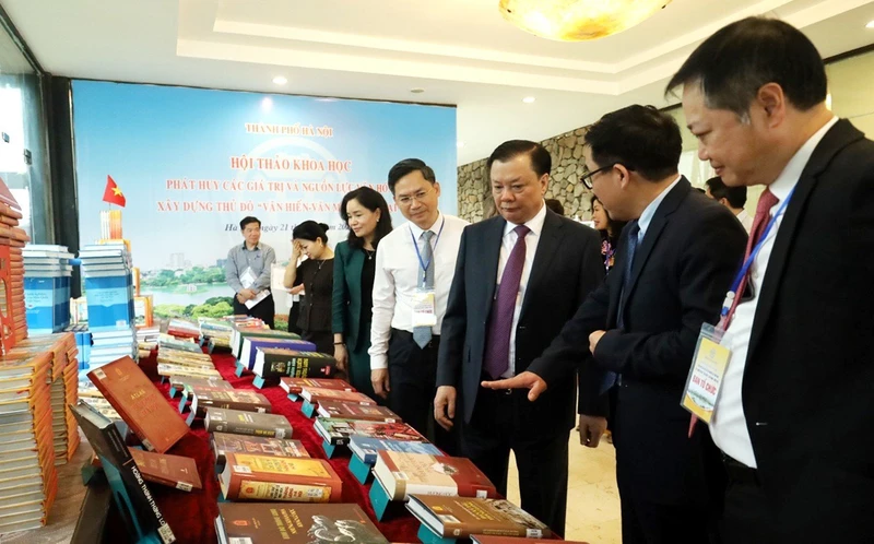 Đồng chí Đinh Tiến Dũng, Ủy viên Bộ Chính trị, Bí thư Thành ủy Hà Nội cùng các đại biểu tham quan trưng bày về văn hóa Hà Nội.