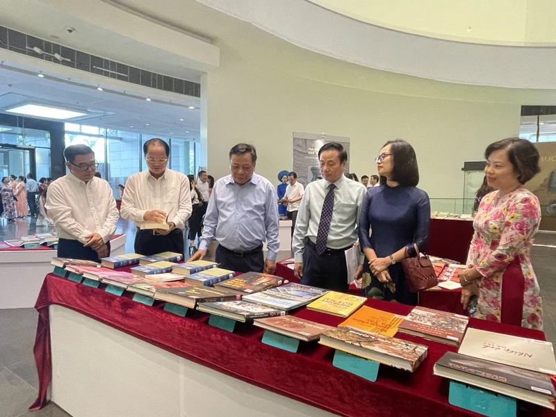 Các đại biểu tham quan Triển lãm Thành tựu văn học nghệ thuật Hà Nội sau 15 năm thực hiện Nghị quyết số 23-NQ/TƯ của Bộ Chính trị (khóa X). 