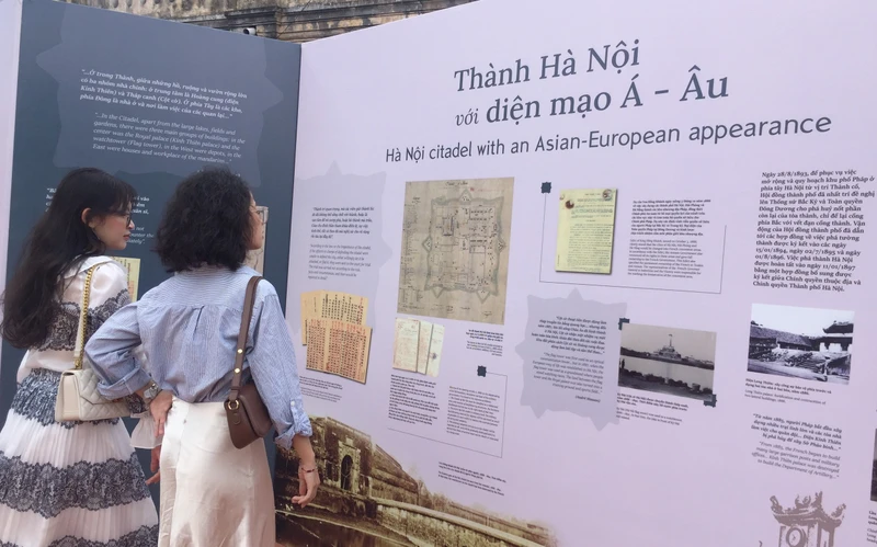 Công chúng xem các tư liệu quý về Hà Nội cách đây một thế kỷ.