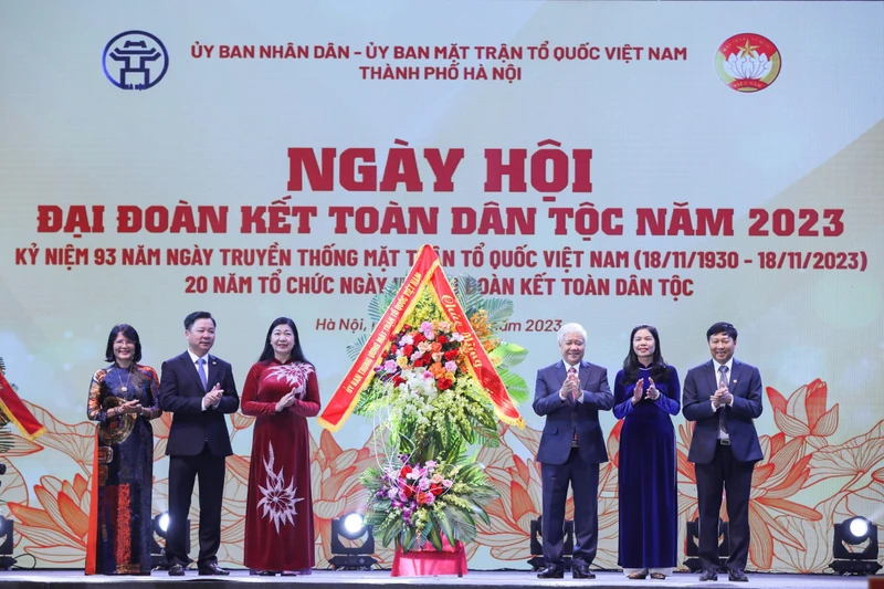 Bí thư Trung ương Đảng, Chủ tịch Ủy ban Trung ương MTTQ Việt Nam Đỗ Văn Chiến tặng hoa chúc mừng Ngày hội. 