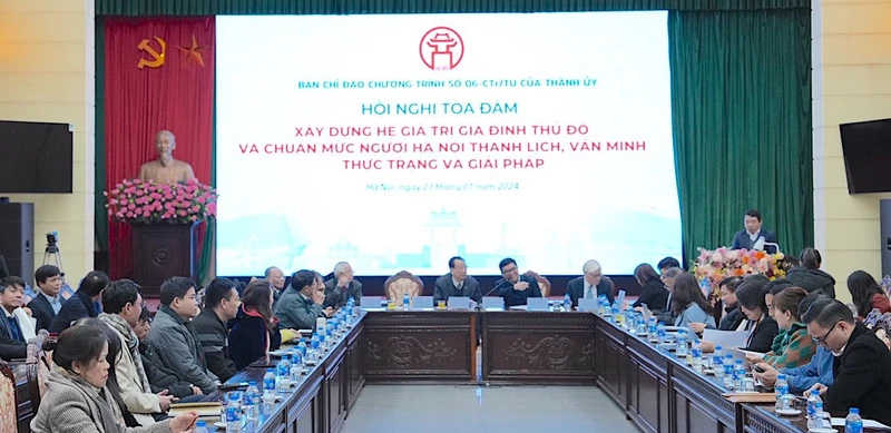 Các đại biểu trao đổi về những giải pháp nhằm xây dựng văn hóa Hà Nội xứng với tầm vóc của Thủ đô.