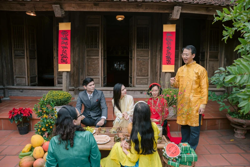 Giới thiệu về nét đẹp văn hóa Việt nhân dịp Tết Giáp Thìn với du khách tại làng cổ Đường Lâm (thị xã Sơn Tây).