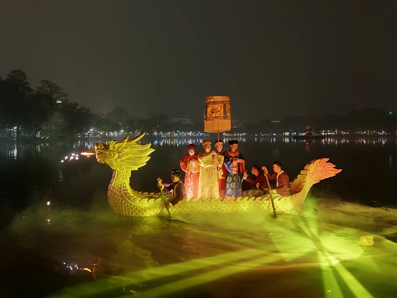 Tour trải nghiệm đêm tại đền Ngọc Sơn là một điểm nhấn của du lịch Hà Nội trong giai đoạn đầu năm 2024.
