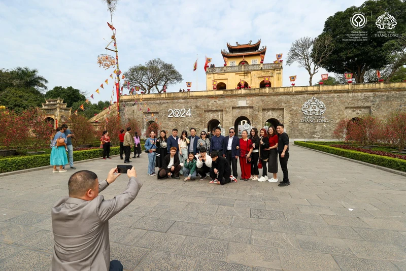 Rất đông khách du lịch đến tham quan Hoàng thành Thăng Long trong ngày đầu năm mới Giáp Thìn.