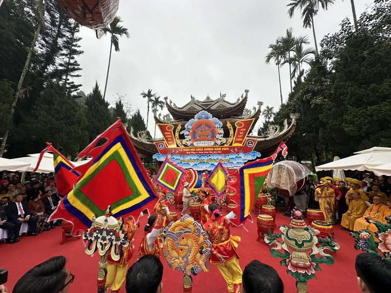 Biểu diễn nghệ thuật mừng khai hội chùa Hương.
