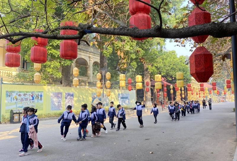 Các em học sinh tham quan, trải nghiệm tại Hoàng thành Thăng Long.