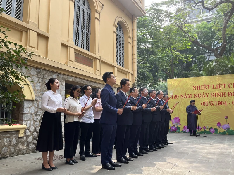Bí thư Thành ủy Hà Nội cùng đoàn đại biểu thành phố Hà Nội dâng hương nhân kỷ niệm 120 năm Ngày sinh Tổng Bí thư Trần Phú. 