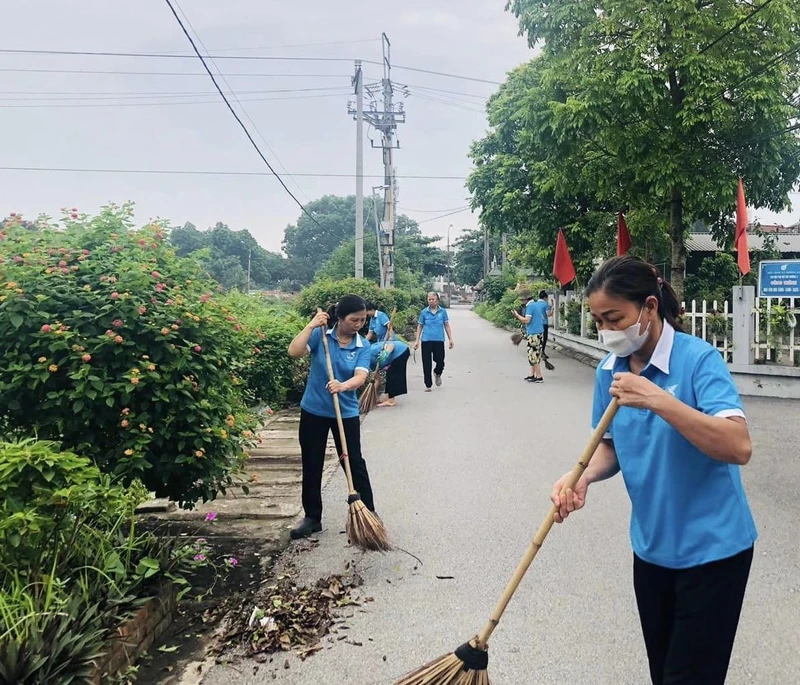 Chị em phụ nữ huyện Gia Lâm ra quân giữ gìn vệ sinh môi trường.