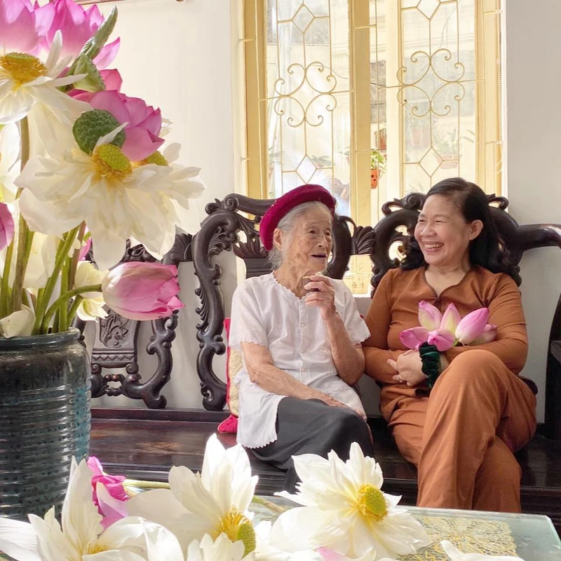 Cụ Nguyễn Thị Dần nay đã hơn 100 tuổi là người lưu giữ những tinh hoa về nghề ướp trà sen.