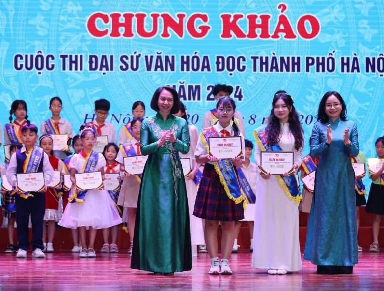 Ban Tổ chức trao giải thưởng Đại sứ Văn hóa đọc cho các em học sinh. 