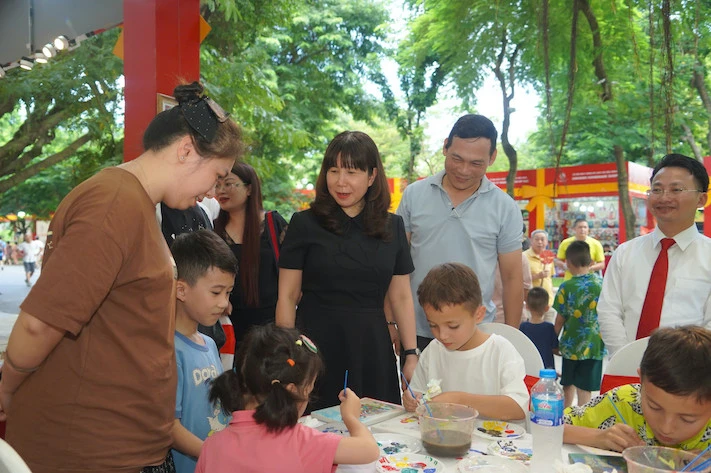 Các đại biểu tham quan gian hàng trưng bày, trải nghiệm tại Lễ hội.