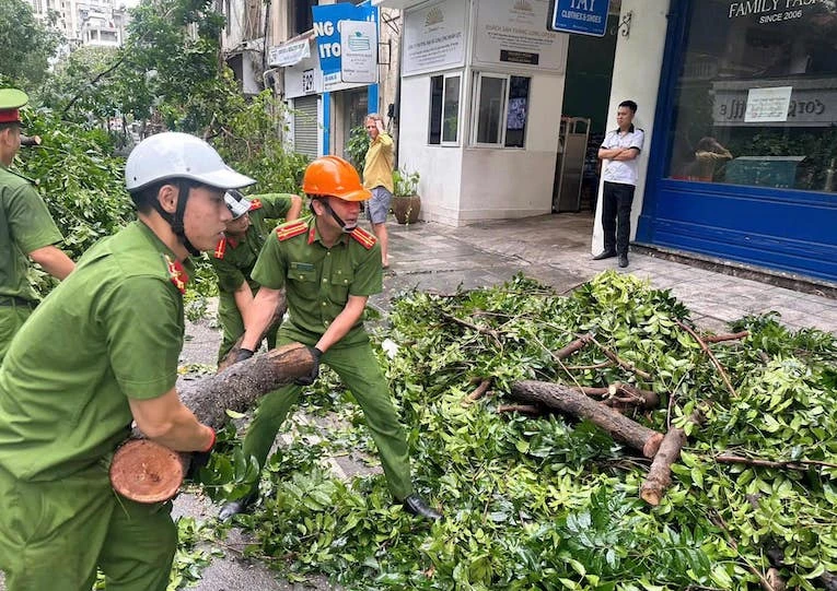 Công an phường Lý Thái Tổ phối hợp các lực lượng giải tỏa cây xanh bị gãy, đổ trên địa bàn quận Hoàn Kiếm. 