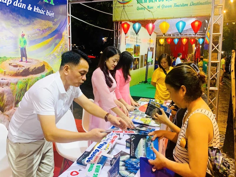 Khách tham quan tìm hiểu các tour du lịch trong Festival thu Hà Nội.