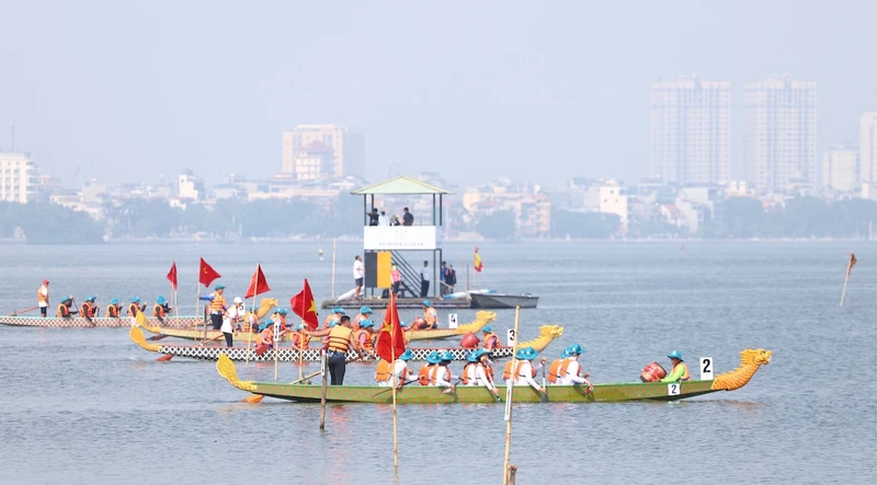 Các đội đua tranh tài trên hồ Tây tạo không khí sôi động.