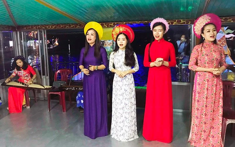 Các ca sĩ biểu diễn ca Huế phục vụ du khách trên sông Hương. 