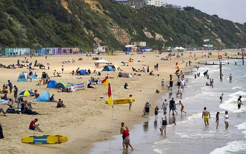 Bãi biển ở Anh trở nên đông đúc khi thời tiết nắng nóng. 