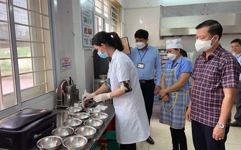 Ðoàn kiểm tra liên ngành số 1 của thành phố Hà Nội kiểm tra an toàn thực phẩm tại một trường mầm non thuộc huyện Phú Xuyên. (Ảnh Phương Thu) 