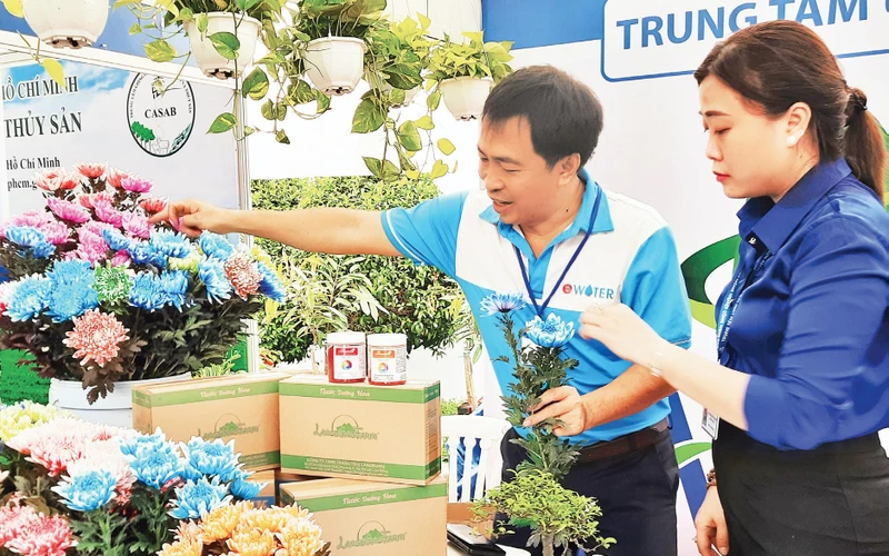 Trưng bày sản phẩm tại Hội chợ, triển lãm giống, nông nghiệp công nghệ cao Thành phố Hồ Chí Minh. 